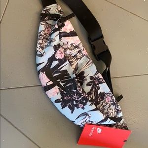Nike Heritage Floral Fanny Pack